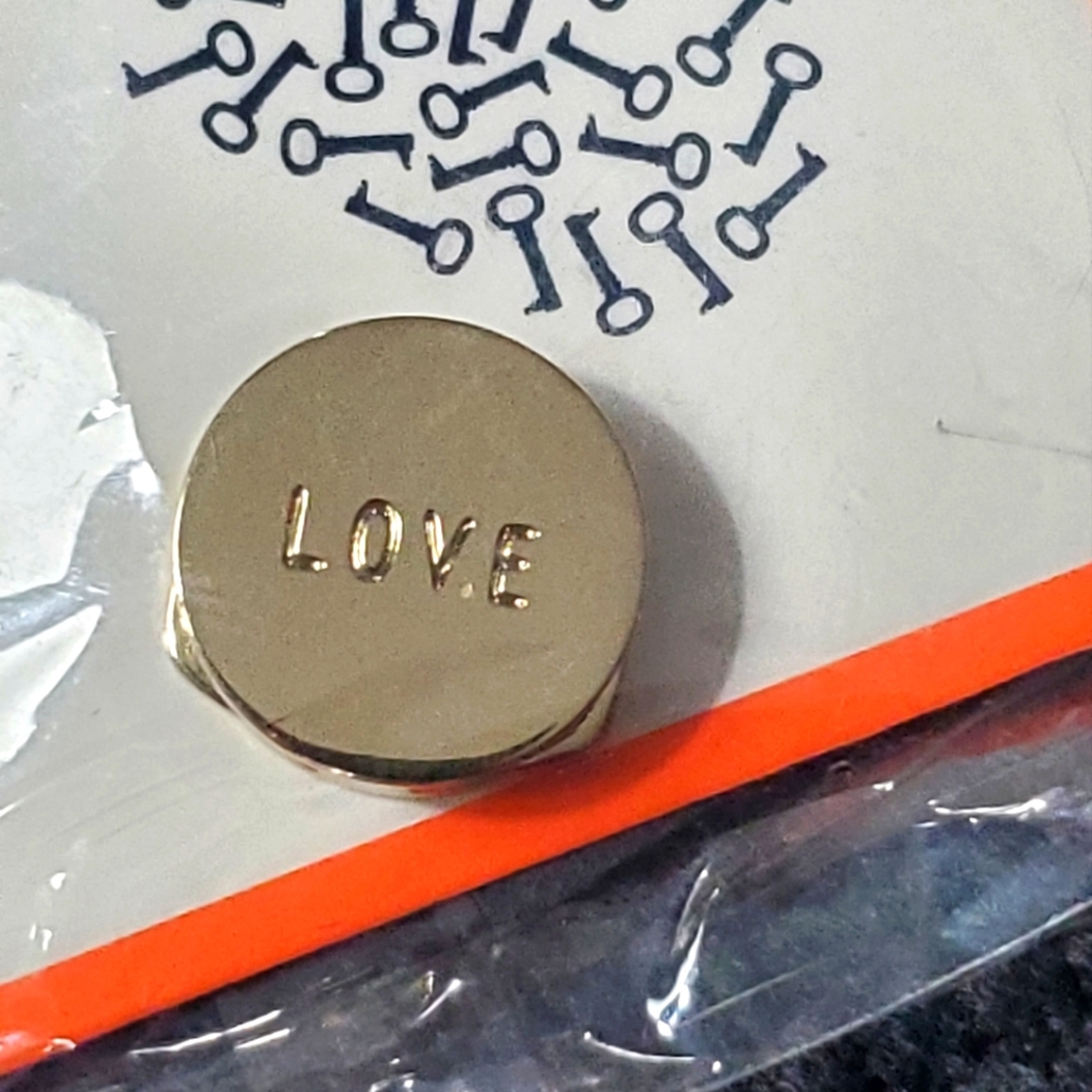 J005 - LOVE charm gold tone